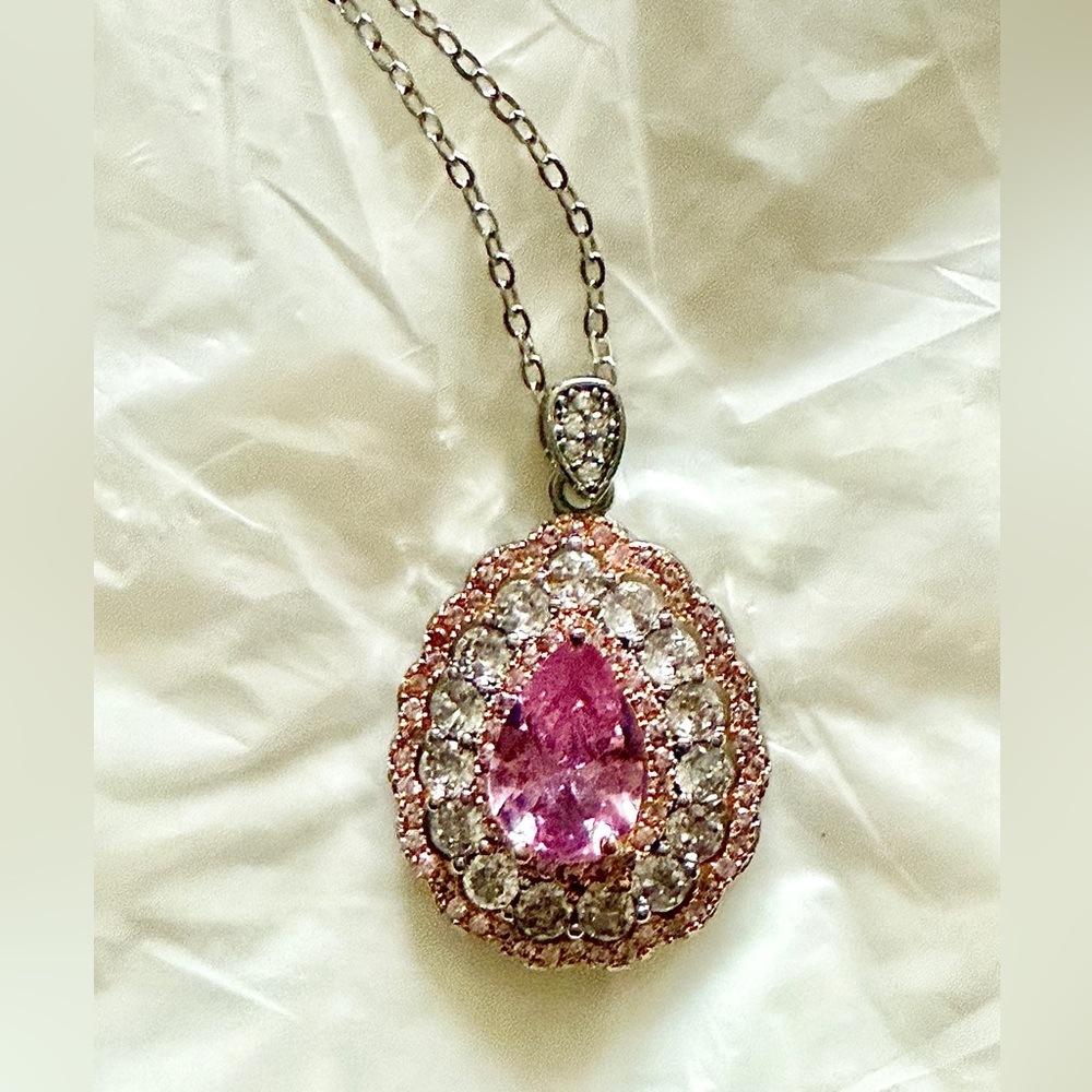 NWOT Teardrop Pendant Necklace - Picture 4 of 6